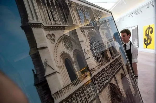 Thomas Struth的作品《2000 piece Notre Dame， Paris》被放在了苏富比拍卖行里